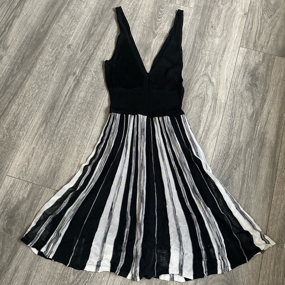 Guess Black and White Pleated V-Neck Cocktail Dress - Picture 12 of 15